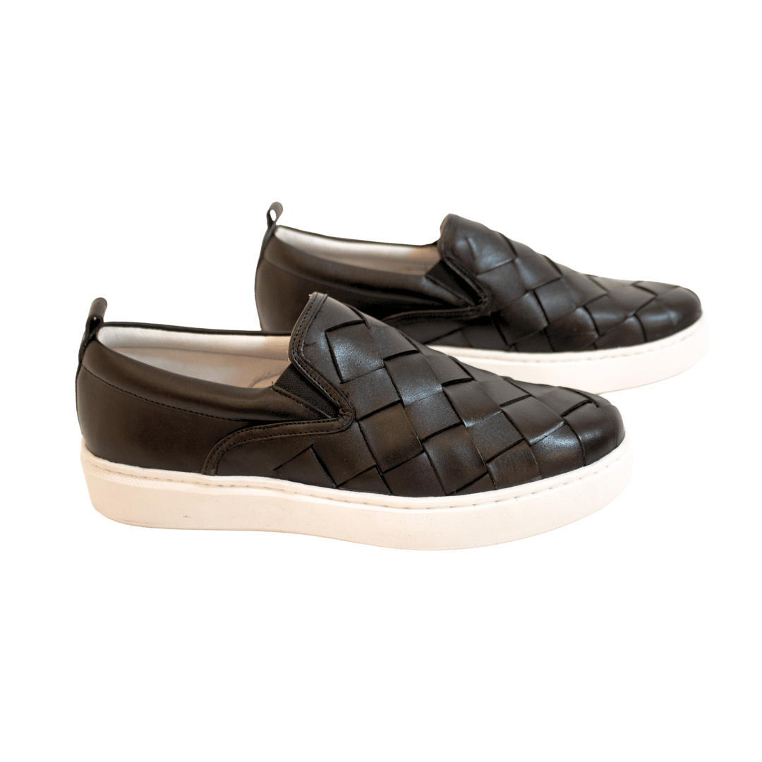 SLIP ON MASCULINO EM COURO PRETO COM DETALHE TRESSÊ